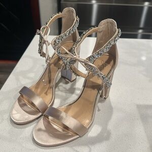 NEVER WORN Jewel Badgely Mischka Thamar Crystal Strappy Block Heel in Champagne